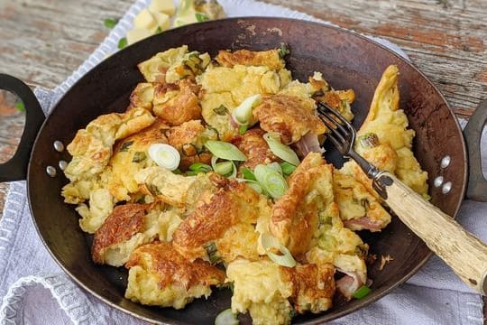 Der herzhafte Kaiserschmarrn von Daniela Baier ist von Flammkuchen inspiriert und mit Lauchzwiebeln, Speckwürfeln und einer ordentlichen Portion Bergkäse gemacht.