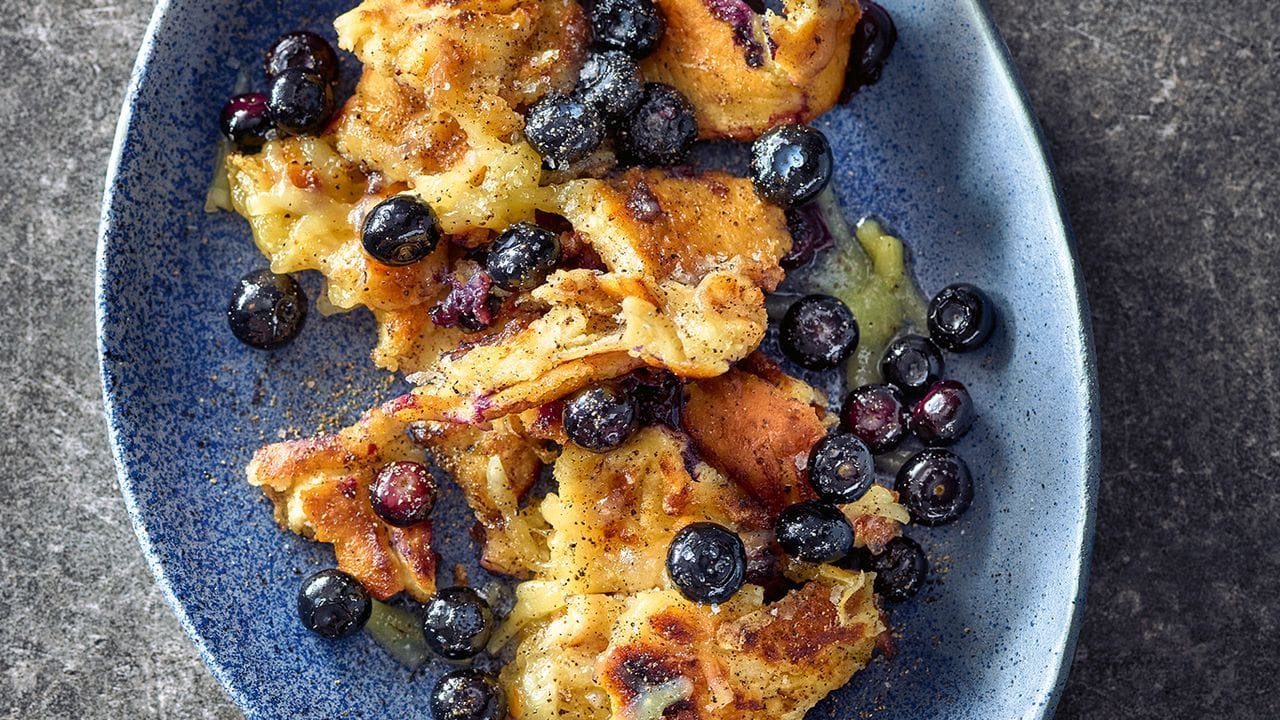 Bei der Kaiserschmarren-Variation von Alex Wahi kommen nach sechs bis sieben Minuten in der Pfanne Blaubeeren auf den Teig. Bei der Kaiserschmarren-Variation von Alex Wahi kommen nach sechs bis sieben Minuten in der Pfanne Blaubeeren auf den Teig.