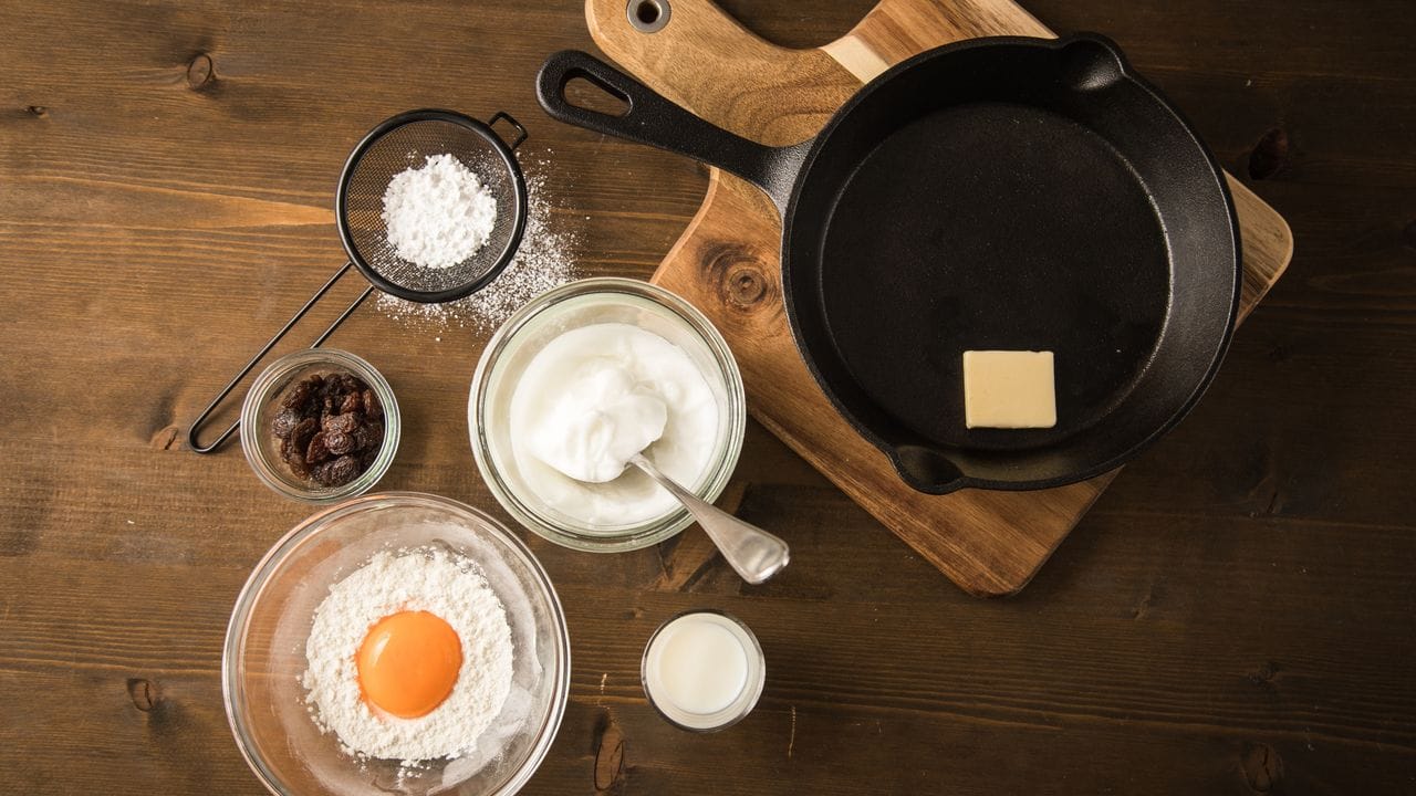 Der Grundteig für Kaiserschmarrn wird aus Eigelb, Milch, Mehl, Salz und etwas Pfeffer zubereitet und mit einem großzügigen Stück Butter in der Pfanne gegart. Der Grundteig für Kaiserschmarrn wird aus Eigelb, Milch, Mehl, Salz und etwas Pfeffer zubereitet und mit einem großzügigen Stück Butter in der Pfanne gegart.