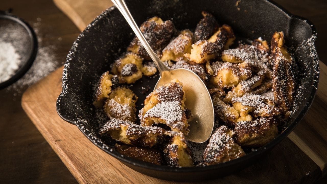Der klassische Kaiserschmarrn wird mit Puderzucker berieselt. Der klassische Kaiserschmarrn wird mit Puderzucker berieselt.