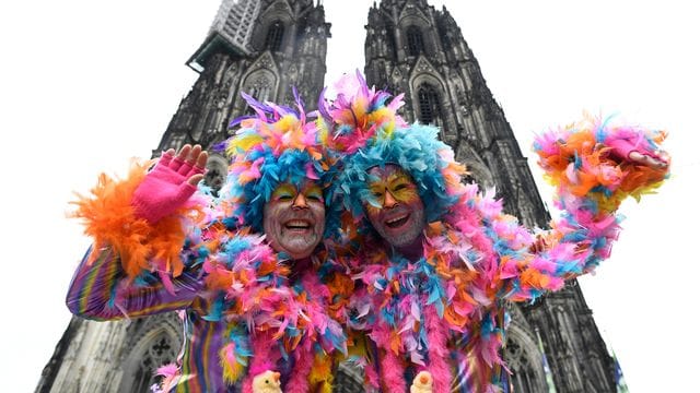 An Weiberfastnacht beginnt der Straßenkarneval.