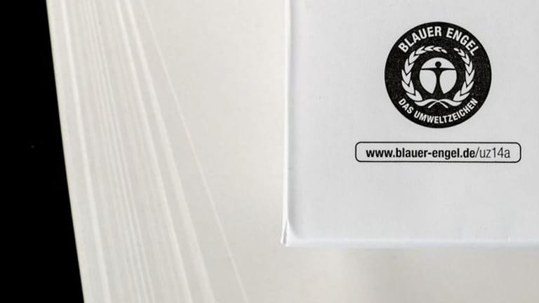 Das Label "Blauer Engel" kennzeichnet viele nachhaltige Produkte, darunter auch Recyclingpapiere.