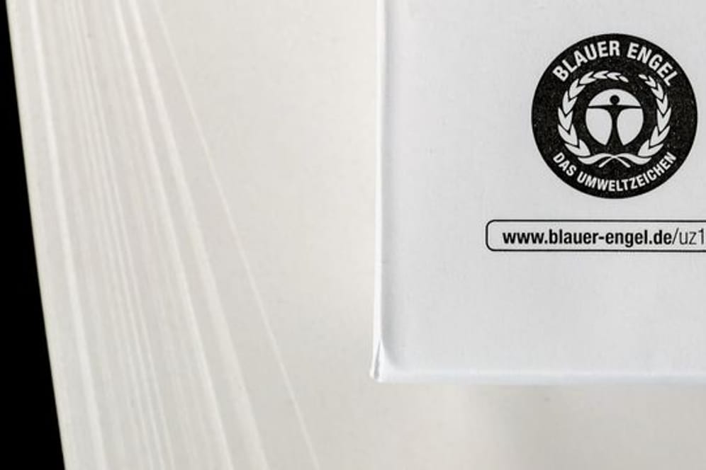 Das Label "Blauer Engel" kennzeichnet viele nachhaltige Produkte, darunter auch Recyclingpapiere.