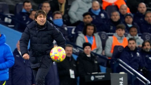 Antonio Conte verfolgt alles am Spielfeldrand.