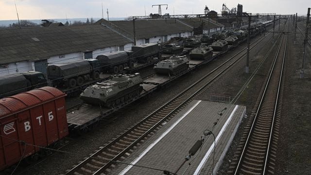 Russische gepanzerte Fahrzeuge werden auf einem Bahnhof in der Region Rostow am Don unweit der russisch-ukrainischen Grenze auf Bahnsteige verladen.