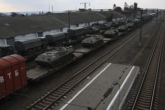 Russische gepanzerte Fahrzeuge werden auf einem Bahnhof in der Region Rostow am Don unweit der russisch-ukrainischen Grenze auf Bahnsteige verladen.