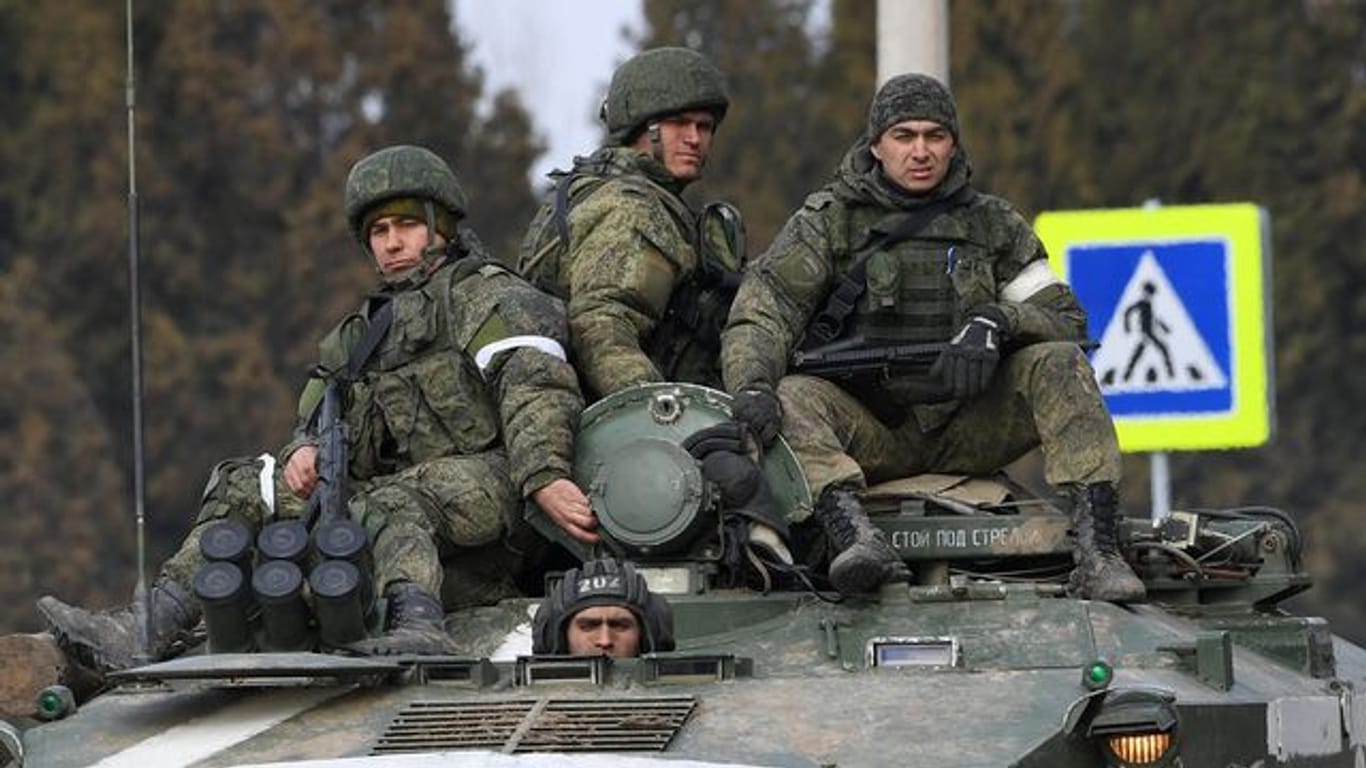 Bewaffnete Männer ohne erkennbares Nationalitätenabzeichen in der Stadt Armjansk auf der Krim.