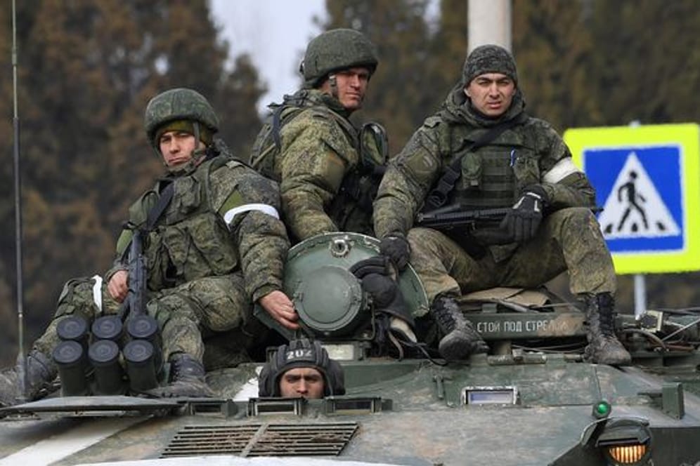 Bewaffnete Männer ohne erkennbares Nationalitätenabzeichen in der Stadt Armjansk auf der Krim.