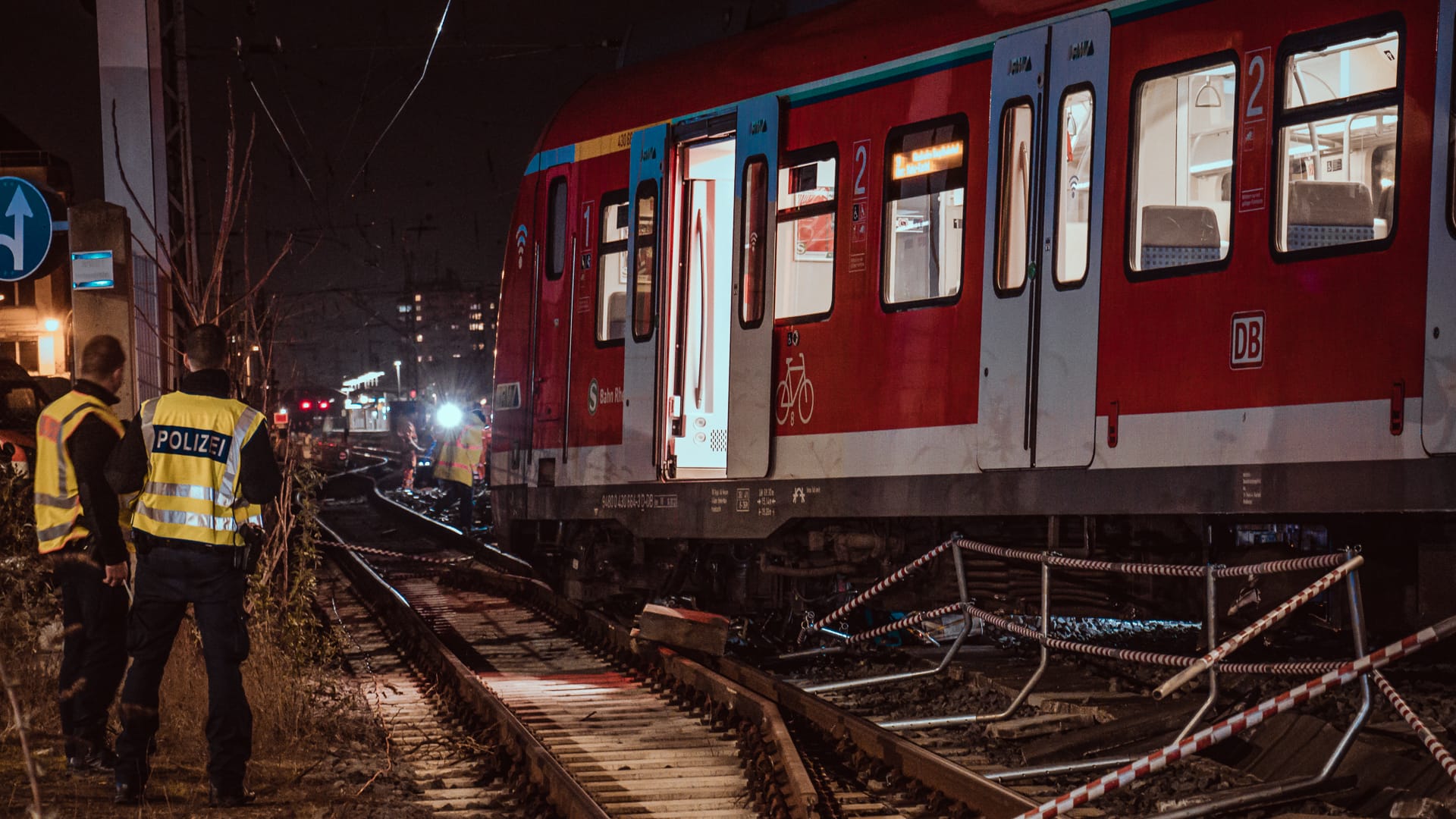 Der Zug steht quer an der Unfallstelle: Auf Fotos sind Schäden im Gleisbereich zu sehen. Der Zug steht quer an der Unfallstelle: Auf Fotos sind Schäden im Gleisbereich zu sehen.