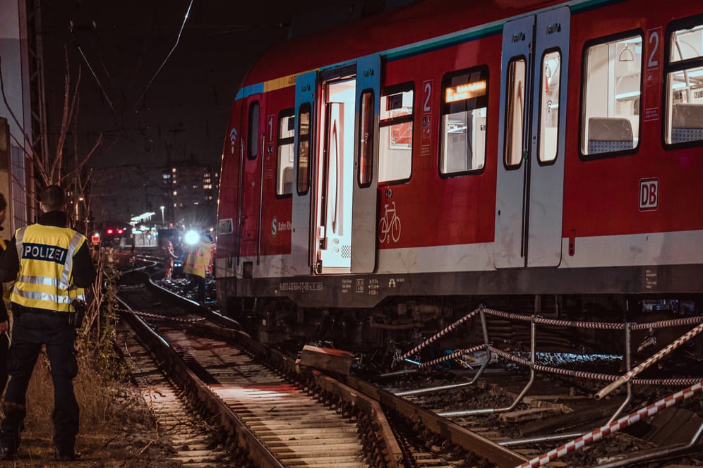 Der Zug steht quer an der Unfallstelle: Auf Fotos sind Schäden im Gleisbereich zu sehen.