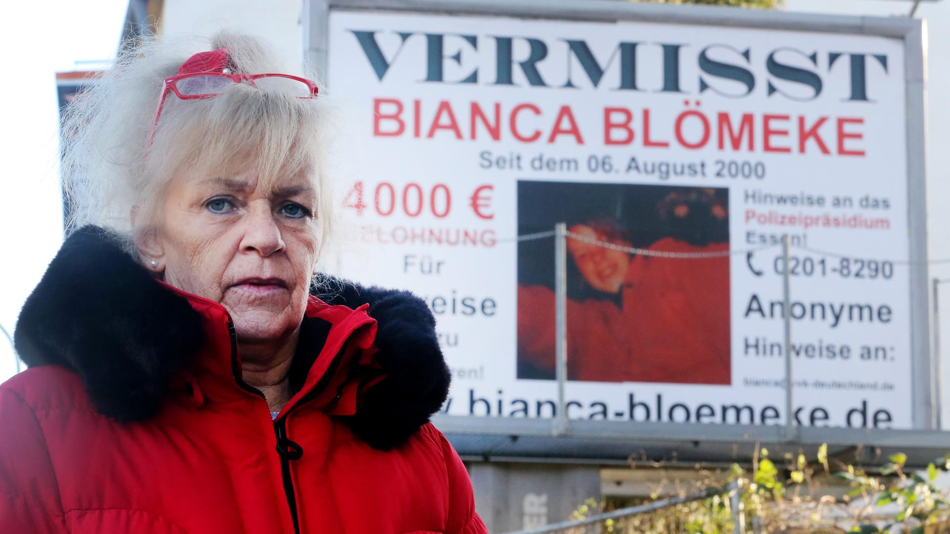 Erika Schneider vor dem großflächigen Plakat, mit dem sie nach ihrer Tochter sucht: Die Aktion wird von der Essener Polizei unterstützt. Erika Schneider vor dem großflächigen Plakat, mit dem sie nach ihrer Tochter sucht: Die Aktion wird von der Essener Polizei unterstützt.