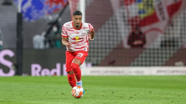 Leipzigs Verteidiger Benjamin Henrichs am Ball.