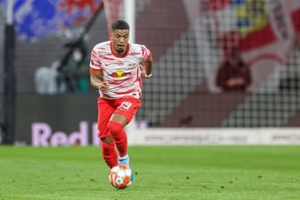 Leipzigs Verteidiger Benjamin Henrichs am Ball.