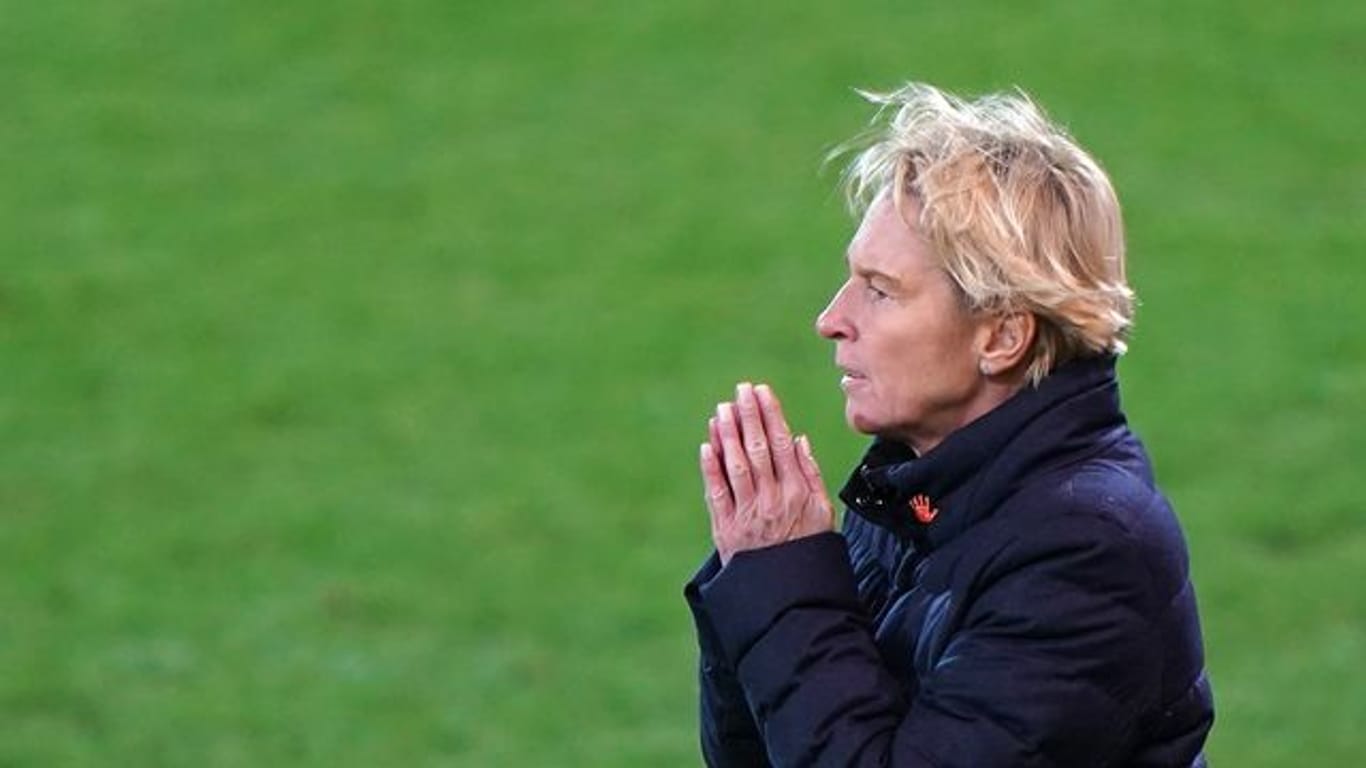 Die deutsche Bundestrainerin Martina Voss-Tecklenburg verfolgt eine Partie ihrer Mannschaft.