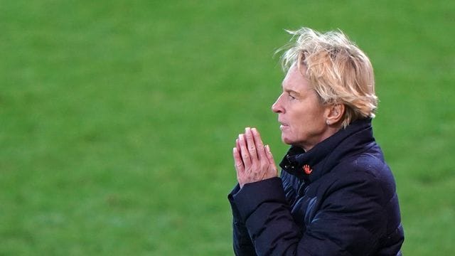 Die deutsche Bundestrainerin Martina Voss-Tecklenburg verfolgt eine Partie ihrer Mannschaft.