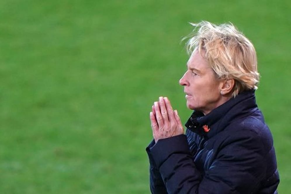 Die deutsche Bundestrainerin Martina Voss-Tecklenburg verfolgt eine Partie ihrer Mannschaft.