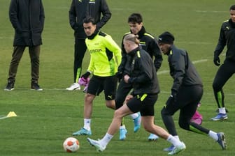 Dortmunds Geschäftsführer Hans-Joachim Watzke (l) und Trainer Marco Rose verfolgen das Abschlusstraining vor dem Rückspiel bei den Glasgow Rangers.