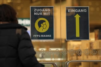 An der Eingangstür eines Geschäfts weist ein Aufkleber auf die FFP2-Maskenpflicht im Einzelhandel hin (Archivbild): Die Kontaktbeschränkungen in Niedersachsen fallen – Maskenpflicht bleibt.