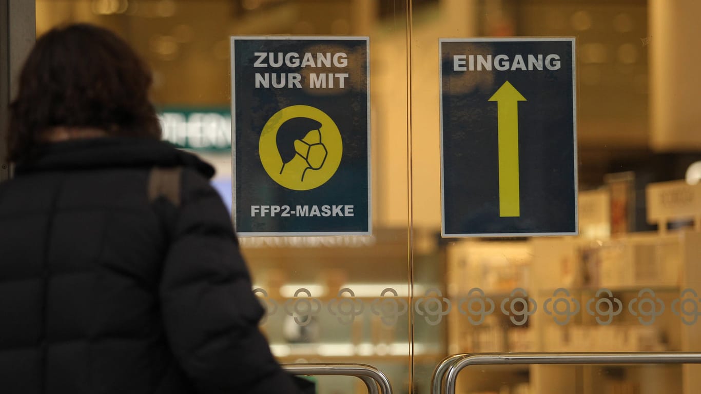 An der Eingangstür eines Geschäfts weist ein Aufkleber auf die FFP2-Maskenpflicht im Einzelhandel hin (Archivbild): Die Kontaktbeschränkungen in Niedersachsen fallen – Maskenpflicht bleibt.