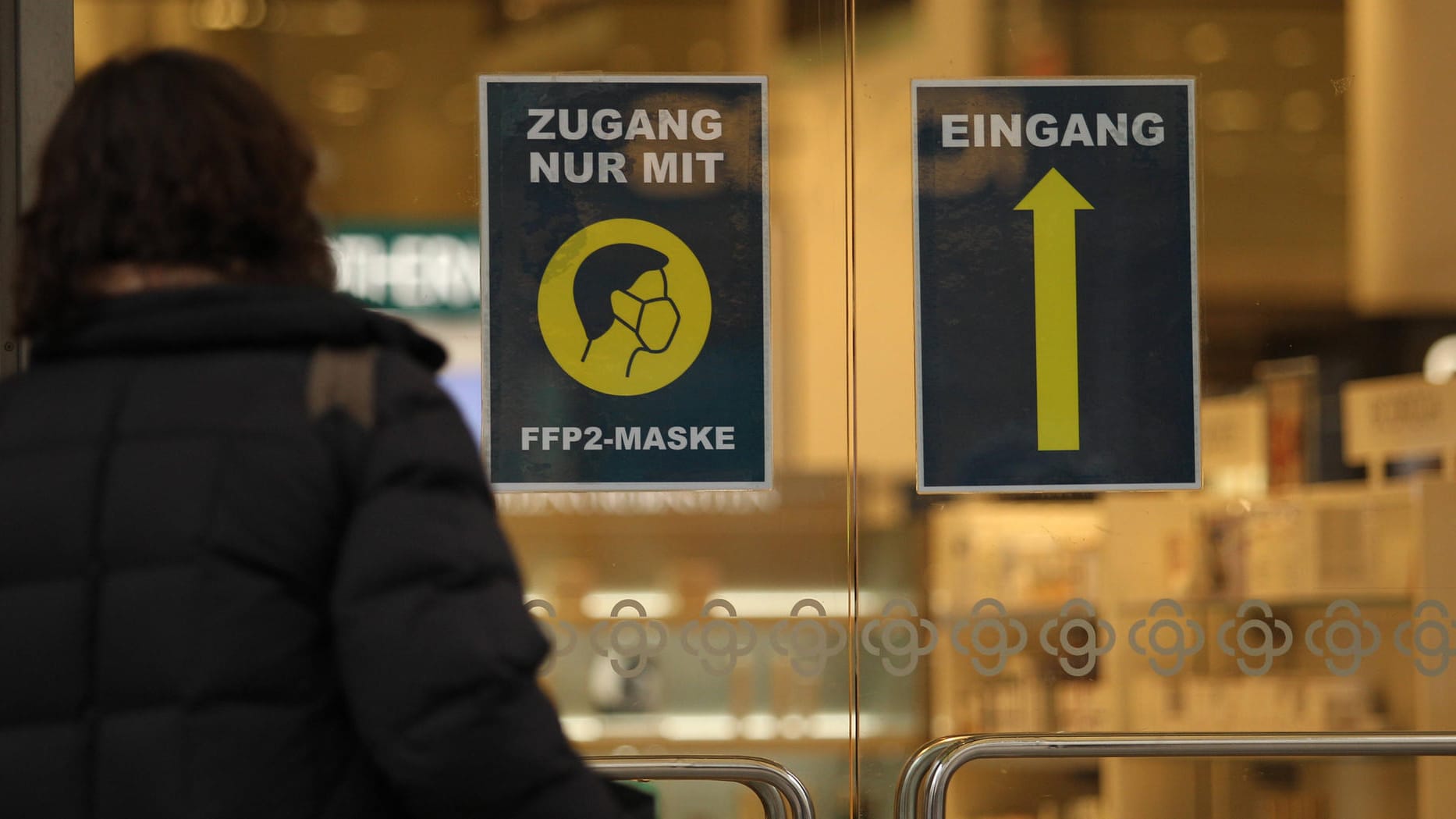 An der Eingangstür eines Geschäfts weist ein Aufkleber auf die FFP2-Maskenpflicht im Einzelhandel hin (Archivbild): Die Kontaktbeschränkungen in Niedersachsen fallen – Maskenpflicht bleibt. An der Eingangstür eines Geschäfts weist ein Aufkleber auf die FFP2-Maskenpflicht im Einzelhandel hin (Archivbild): Die Kontaktbeschränkungen in Niedersachsen fallen – Maskenpflicht bleibt.