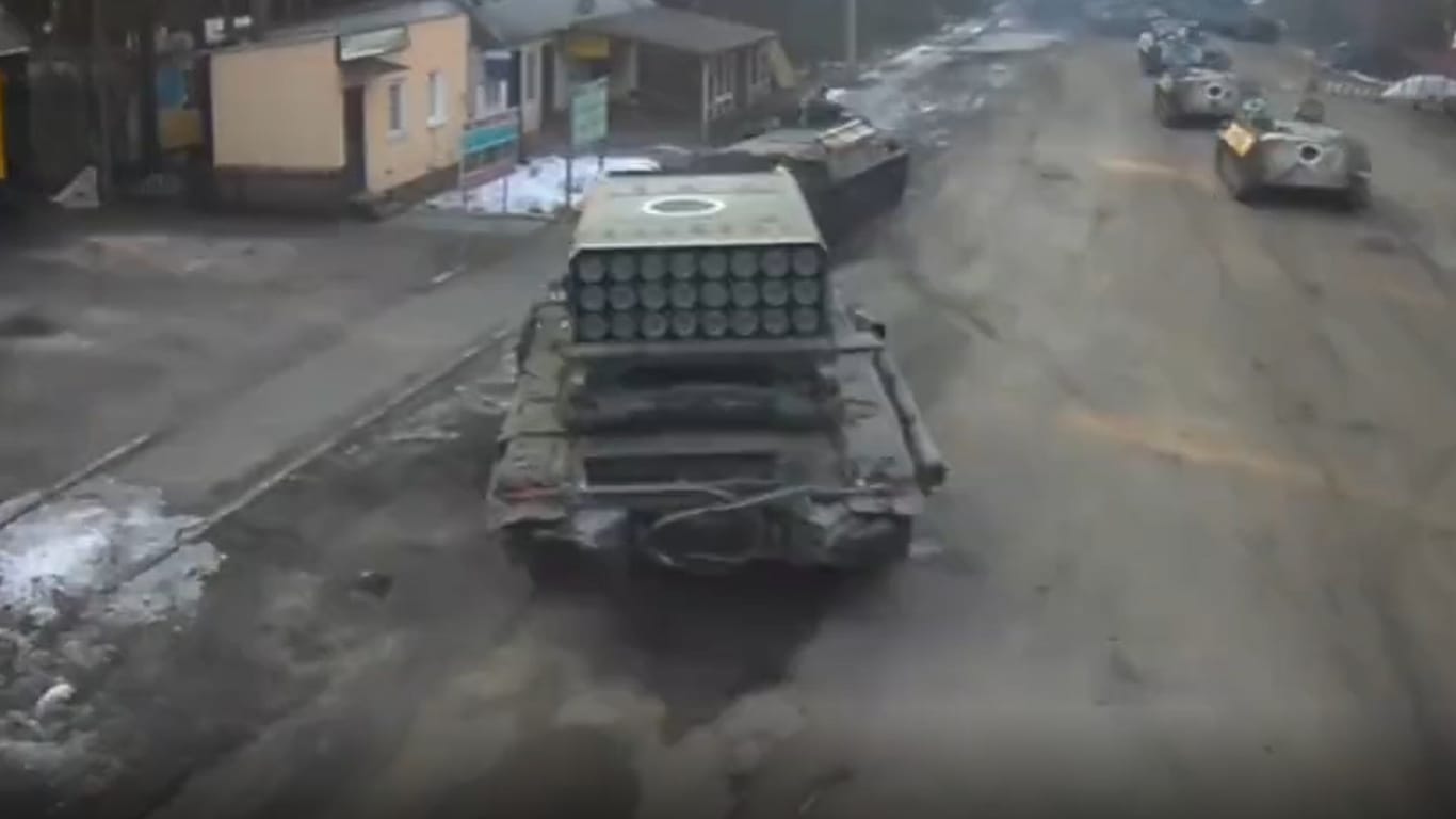 Diese Aufnahme soll Bodentruppen auf dem Weg in die Ukraine zeigen: Sie stammt aus einem Video, das der Berater der belarussischen Bürgerrechtlerin Swjatlana Zichanouskaja twitterte.