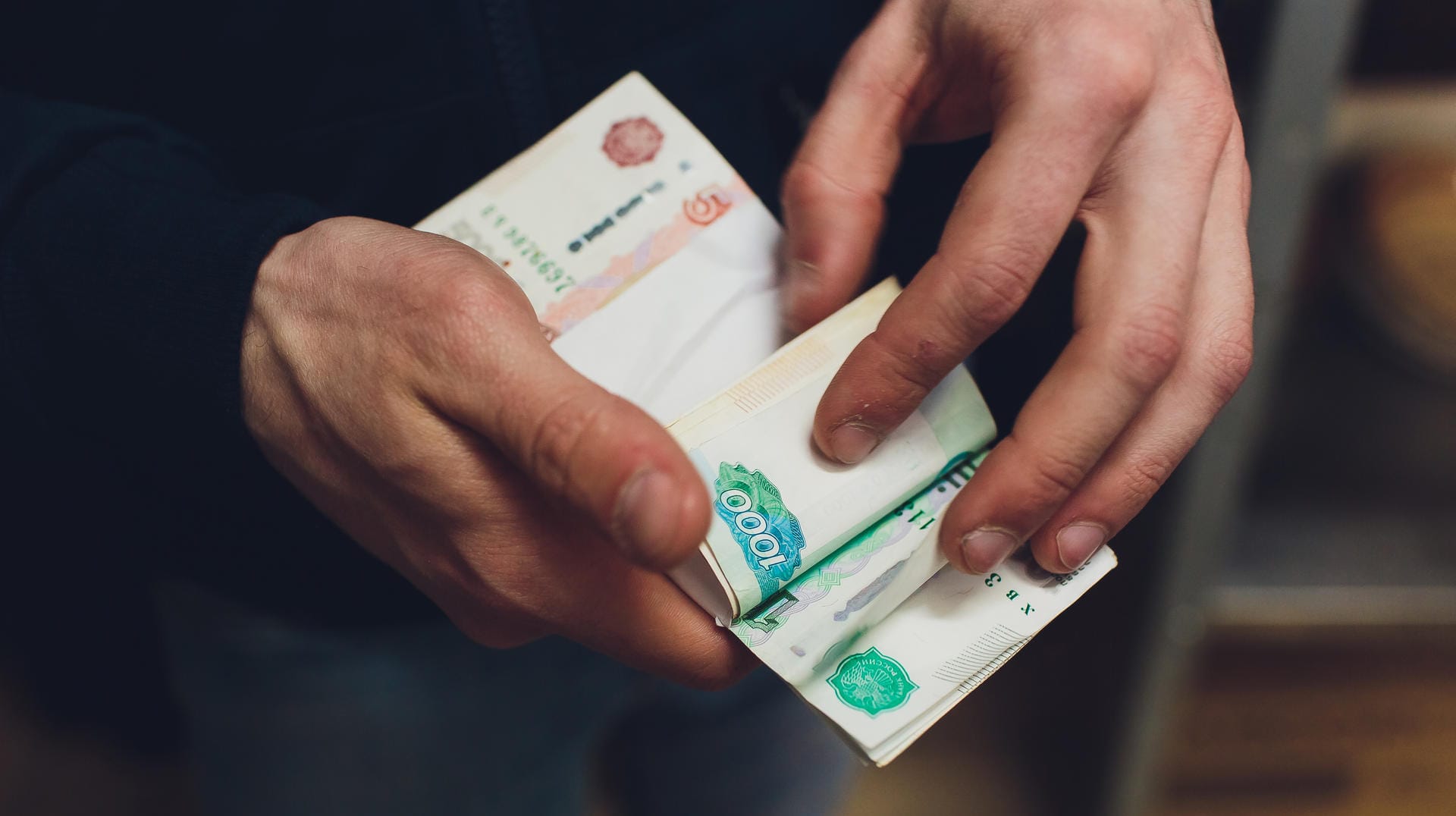 Deutlich weniger wert (Symbolbild): Der russische Rubel stürzte nach den Angriffen auf die Ukraine auf ein Rekordtief ab. Deutlich weniger wert (Symbolbild): Der russische Rubel stürzte nach den Angriffen auf die Ukraine auf ein Rekordtief ab.