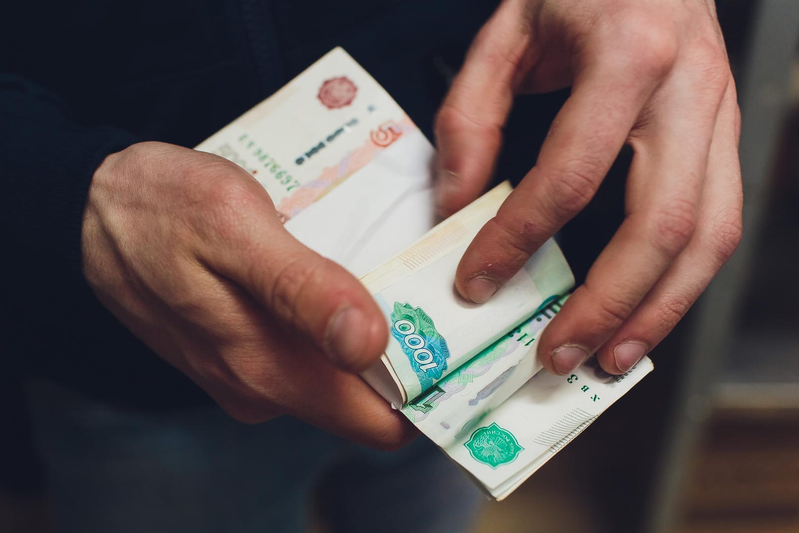 Deutlich weniger wert (Symbolbild): Der russische Rubel stürzte nach den Angriffen auf die Ukraine auf ein Rekordtief ab. Deutlich weniger wert (Symbolbild): Der russische Rubel stürzte nach den Angriffen auf die Ukraine auf ein Rekordtief ab.