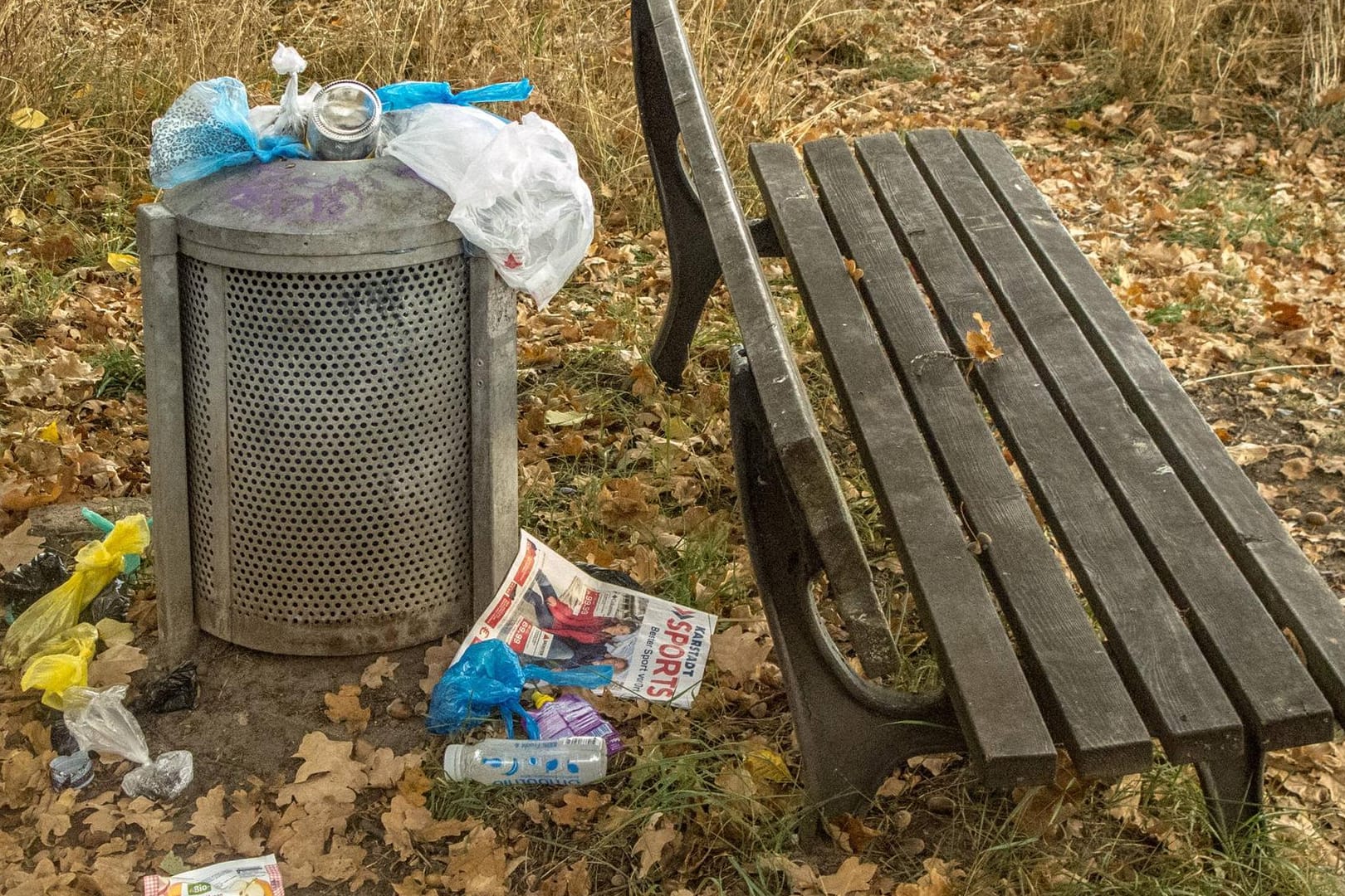 Ein überfüllter Abfalleimer in einem Park in Hannover (Archivbild): Niedersachsen meldet einen starken Anstieg von Müll im öffentlichen Raum.