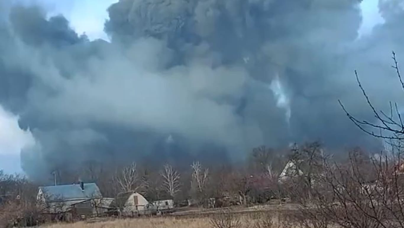 Standbild aus einem Video, das auf Twitter kursiert: Es soll eine Rauchwolke über einem ukrainischen Depot 200 Kilometer entfernt von Kiew zeigen.
