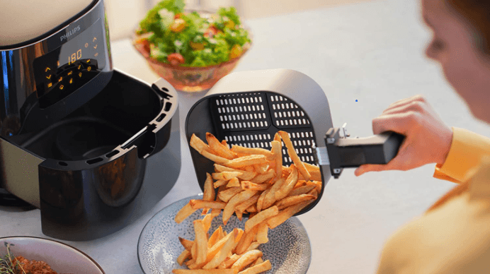 Knusprige Pommes ganz ohne Öl gelingen Ihnen mit dem Philips-Airfryer.