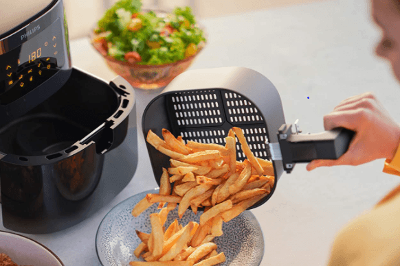 Knusprige Pommes ganz ohne Öl gelingen Ihnen mit dem Philips-Airfryer.