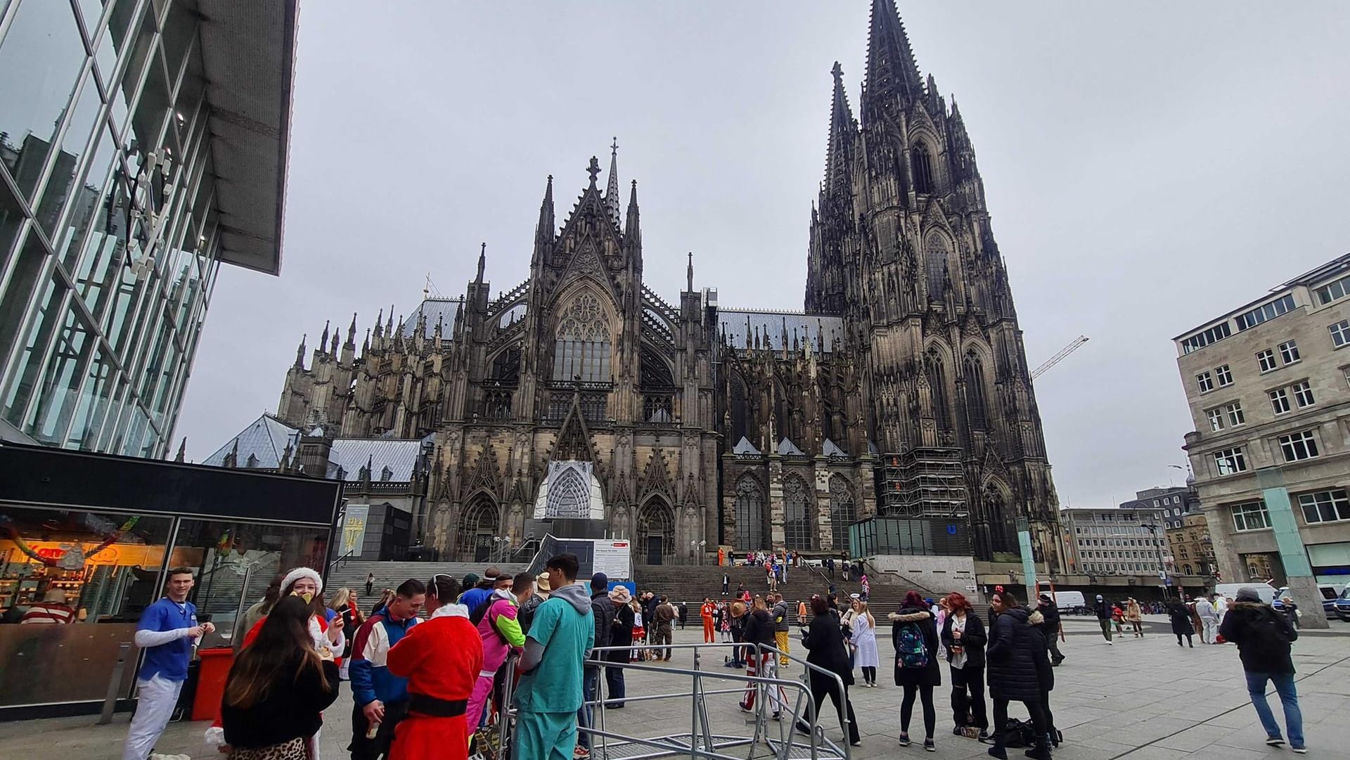 Weiberfastnacht, Köln Hauptbahnhof, früher Vormittag: Die ersten Feiernden treffen sich.