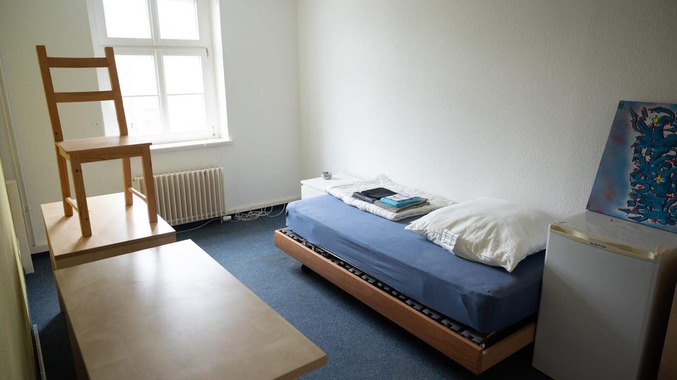 Ein leeres Zimmer in einer Einrichtung für den Vollzug in offenen Formen des Vereins für soziale Rechtspflege (VSR) (Archivbild). Der Verein bietet inhaftierten Männern aus Sachsen an, die verbleibende Haftzeit außerhalb der Justizvollzugsanstalt zu verbüßen.