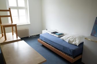 Ein leeres Zimmer in einer Einrichtung für den Vollzug in offenen Formen des Vereins für soziale Rechtspflege (VSR) (Archivbild). Der Verein bietet inhaftierten Männern aus Sachsen an, die verbleibende Haftzeit außerhalb der Justizvollzugsanstalt zu verbüßen.