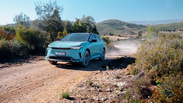 Noch mit leichter Tarnung im Gelände: Toyota rollt das rein elektrische SUV BZ4X im Sommer auf die Pisten.