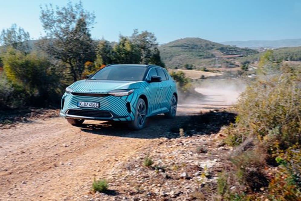 Noch mit leichter Tarnung im Gelände: Toyota rollt das rein elektrische SUV BZ4X im Sommer auf die Pisten.