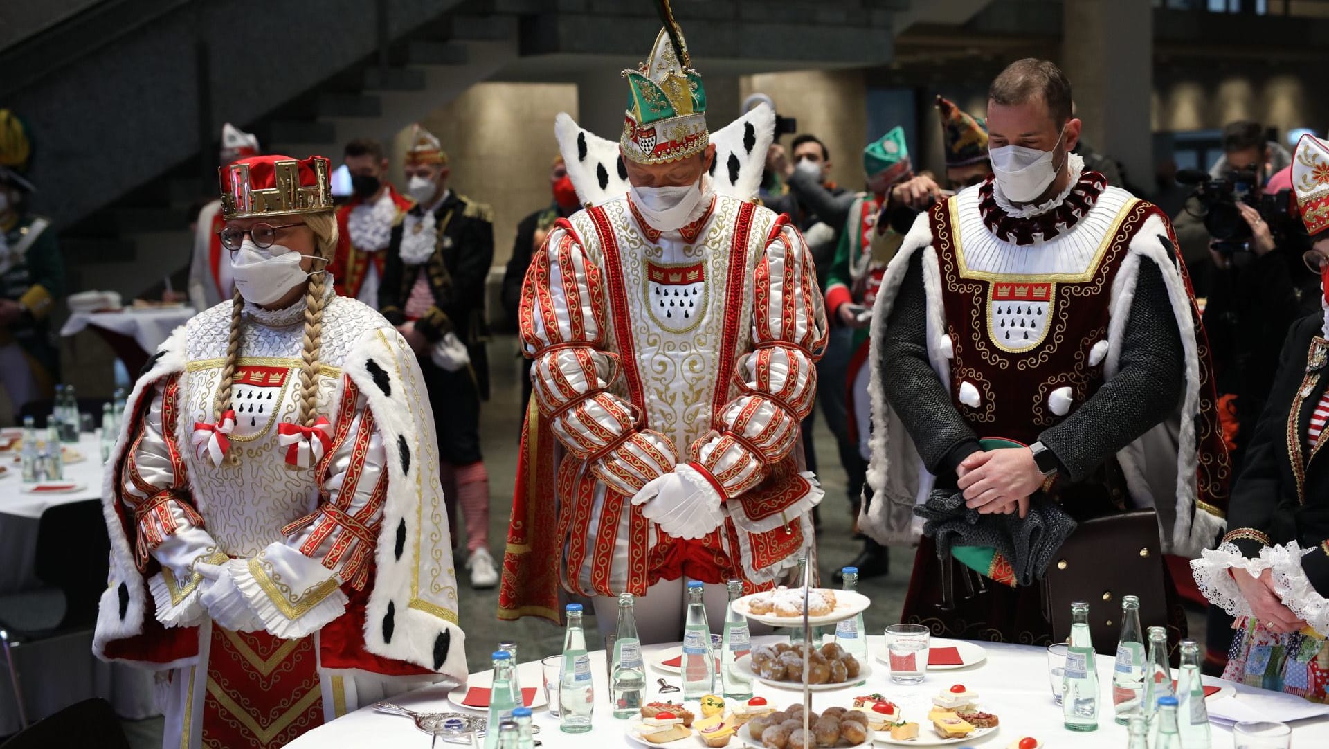 Schweigeminute beim Dreigestirn: Beim Empfang im Alten Rathaus geht der Krieg an niemandem spurlos vorbei.