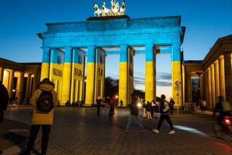 Ukraine-Konflikt - Brandenburger Tor leuchtet blau-gelb