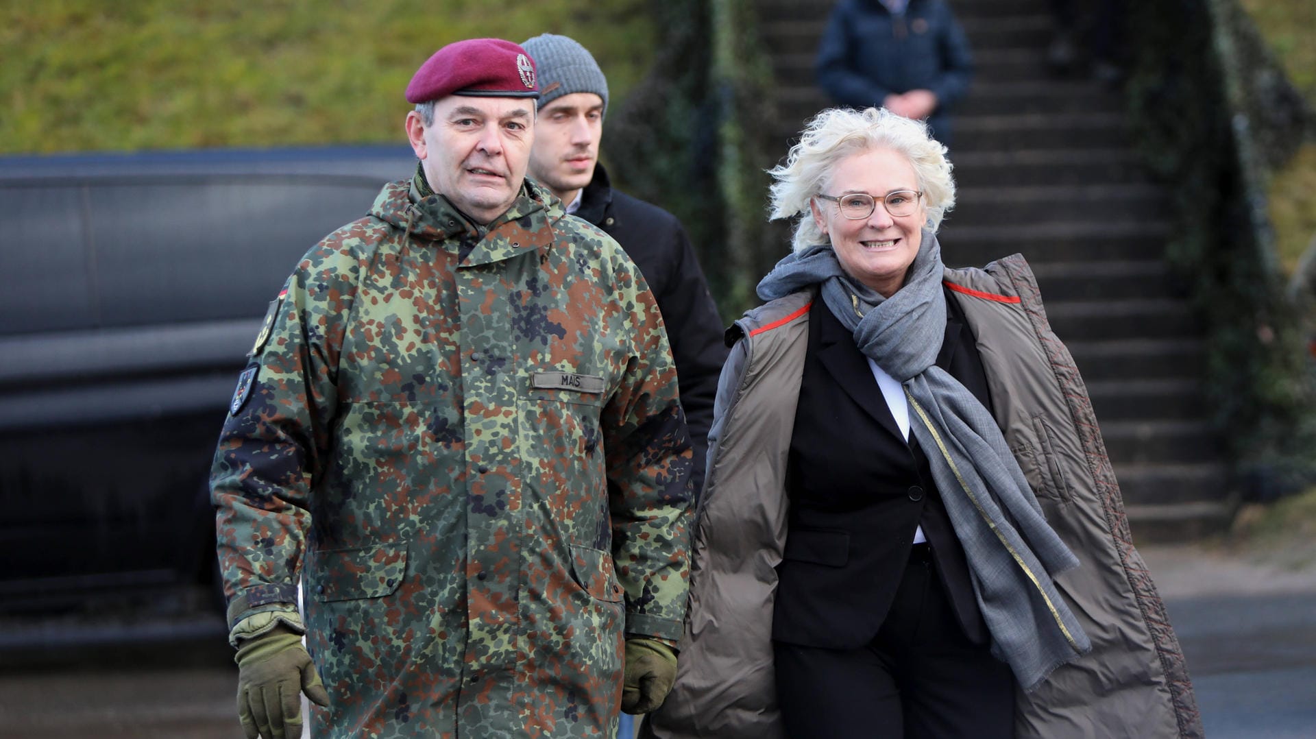 Generalleutnant Alfons Mais und Bundesverteidigungsministerin Christine Lambrecht: "Ich hätte in meinem 41. Dienstjahr im Frieden nicht geglaubt, noch einen Krieg erleben zu müssen", so Mais.