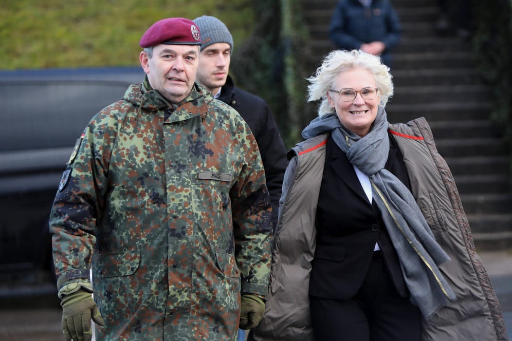 Generalleutnant Alfons Mais und Bundesverteidigungsministerin Christine Lambrecht: "Ich hätte in meinem 41. Dienstjahr im Frieden nicht geglaubt, noch einen Krieg erleben zu müssen", so Mais.