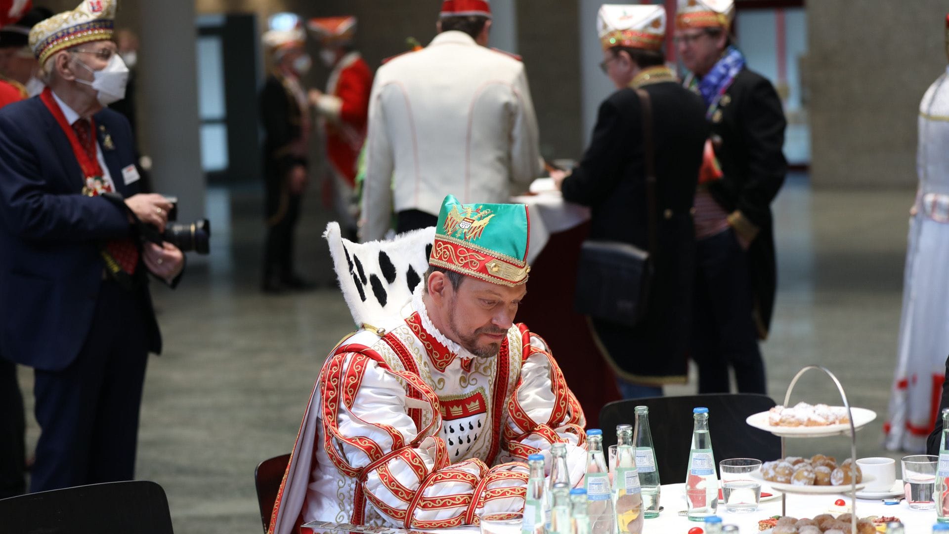 Gedrückte Stimmung bei Prinz Sven zum Auftakt des Straßenkarnevals.