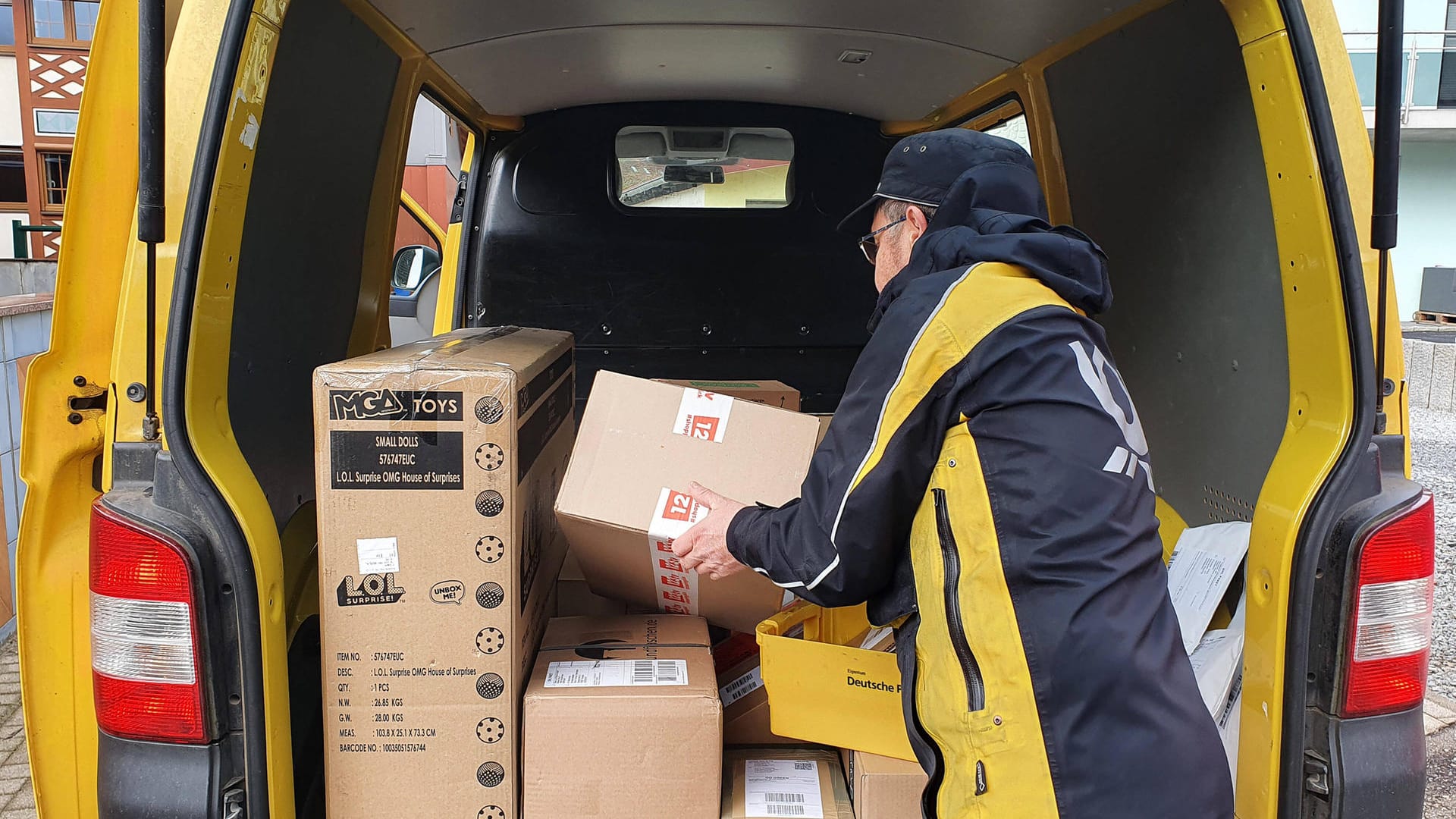 Paketbote: Vor allem in den Städten werden Paketsendungen noch getrennt ausgefahren.