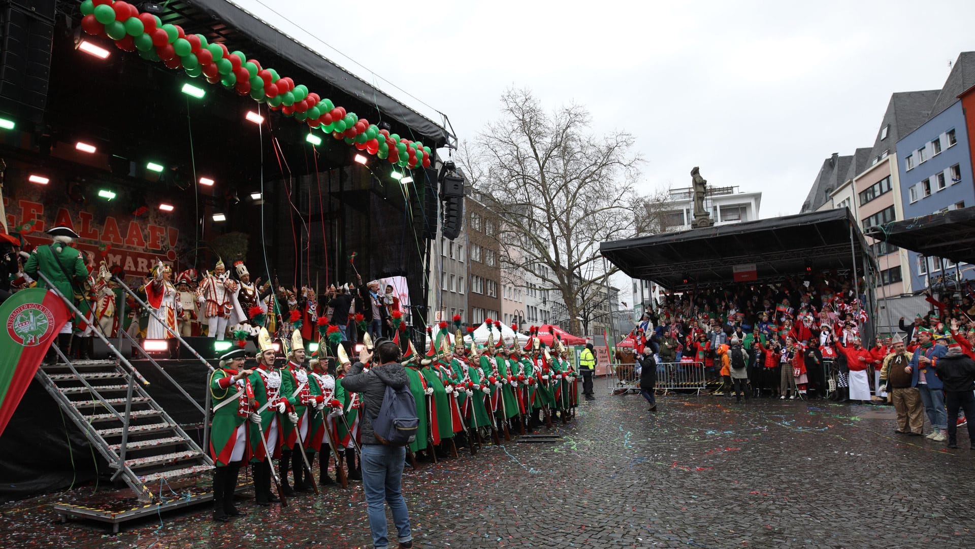 Der Alte Markt in Köln zu Weiberfastnacht: Ein ungewohnter Anblick, aber die Stimmung auf den Tribünen ist gut.