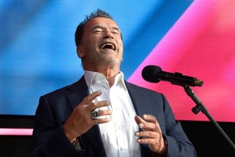 Arnold Schwarzenegger ruft zum Impfen auf.