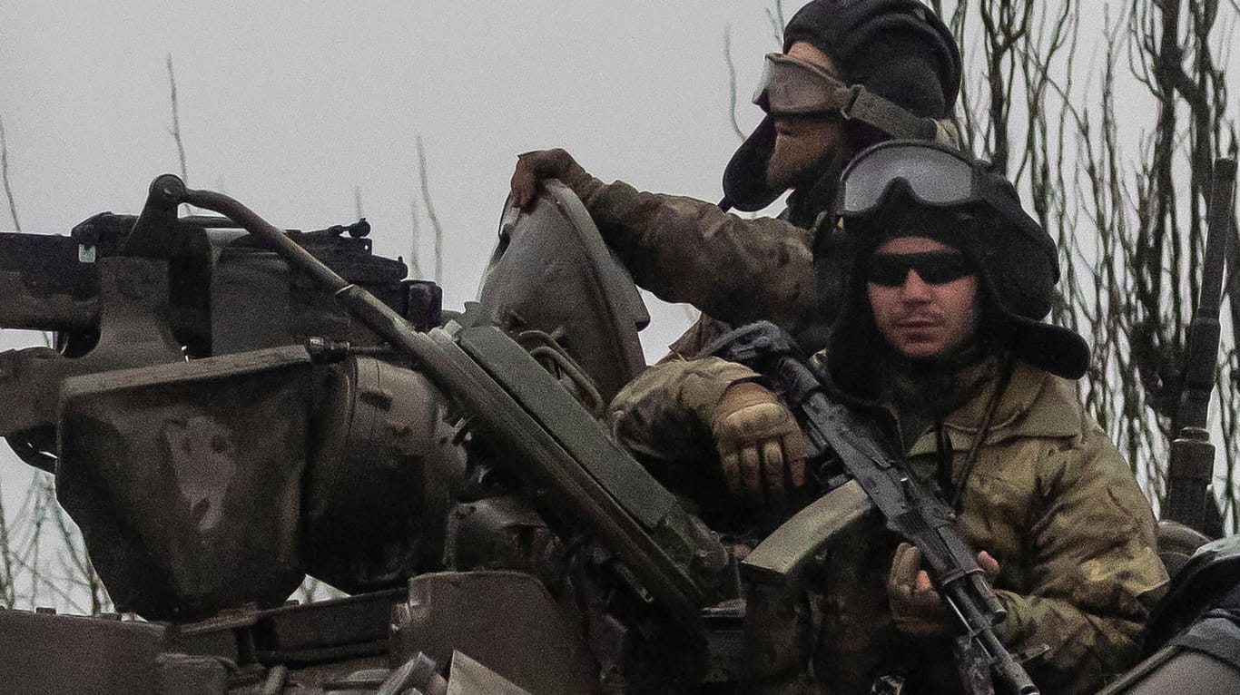 Ukrainische Soldaten in einem Panzer bei Mariupol im Süden des Landes: Russland will auch gegen die Regierung in Kiew vorgehen.