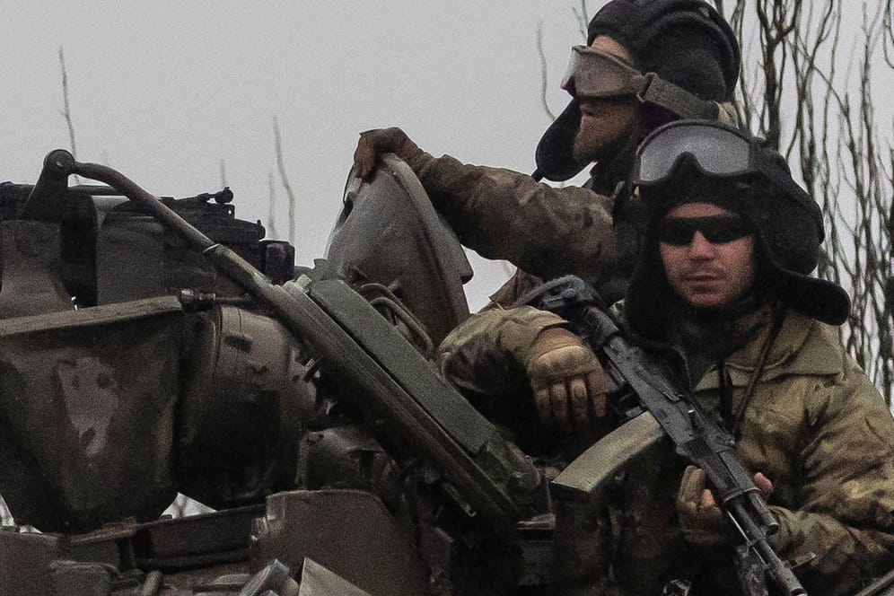Ukrainische Soldaten in einem Panzer bei Mariupol im Süden des Landes: Russland will auch gegen die Regierung in Kiew vorgehen.