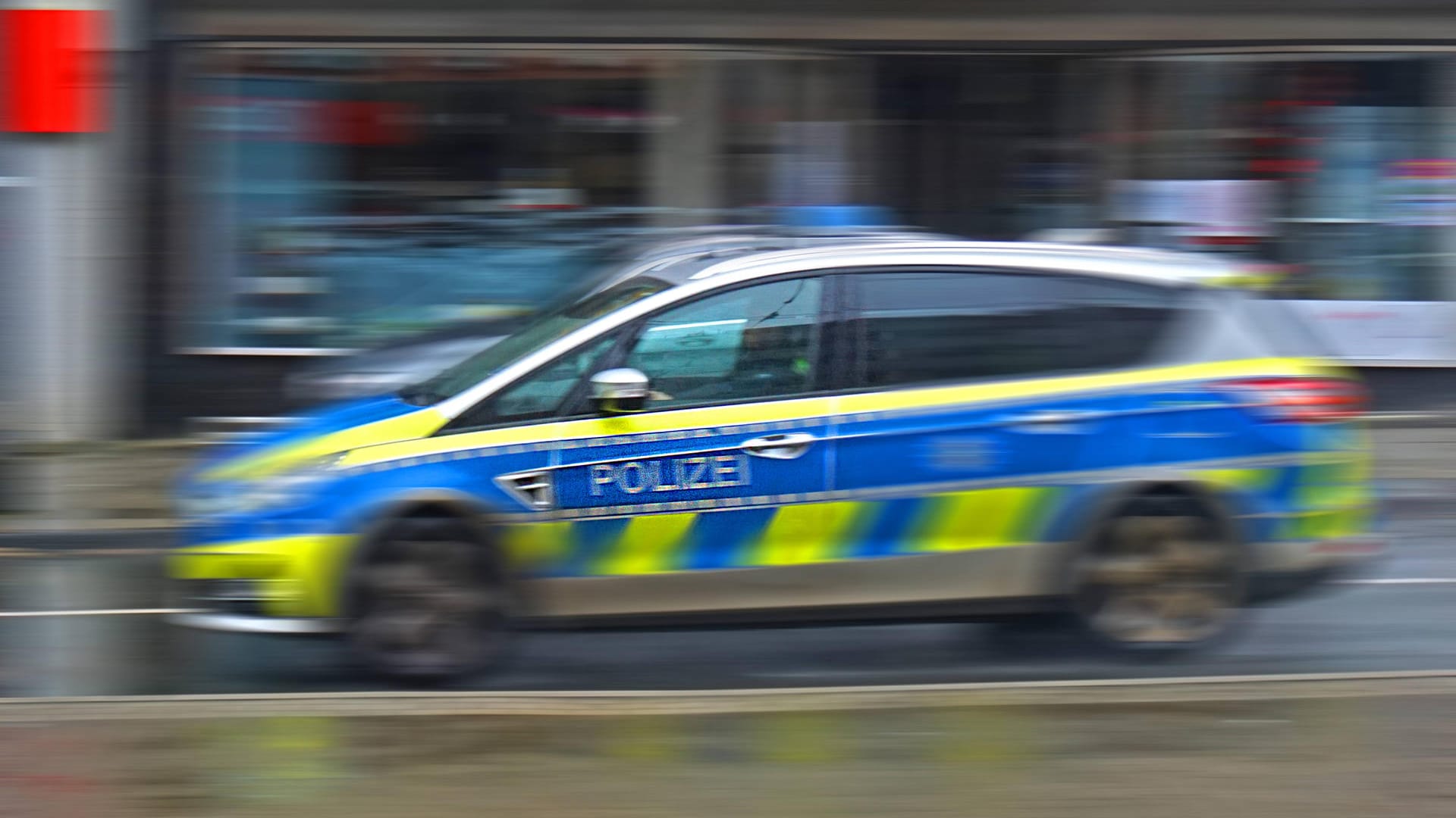 Ein Polizeifahrzeug im Einsatz (Symbolbild): Die Täter konnten fliehen, bevor die Beamten eintrafen.