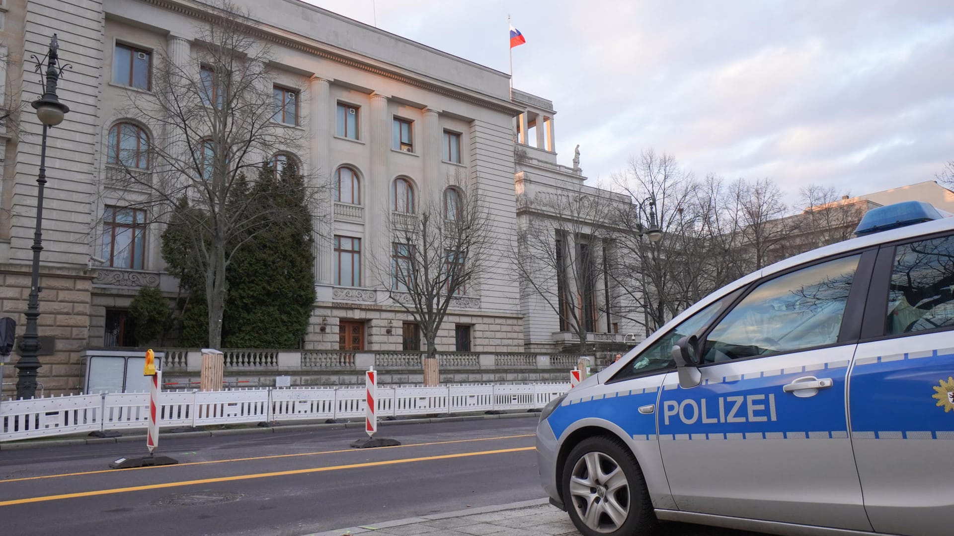 Ein Fahrzeug der Polizei steht am frühen Morgen vor der Russischen Botschaft: Im gesamten Stadtgebiet werden "anlassbezogene Schutzmaßnahmen" ergriffen. Ein Fahrzeug der Polizei steht am frühen Morgen vor der Russischen Botschaft: Im gesamten Stadtgebiet werden "anlassbezogene Schutzmaßnahmen" ergriffen.