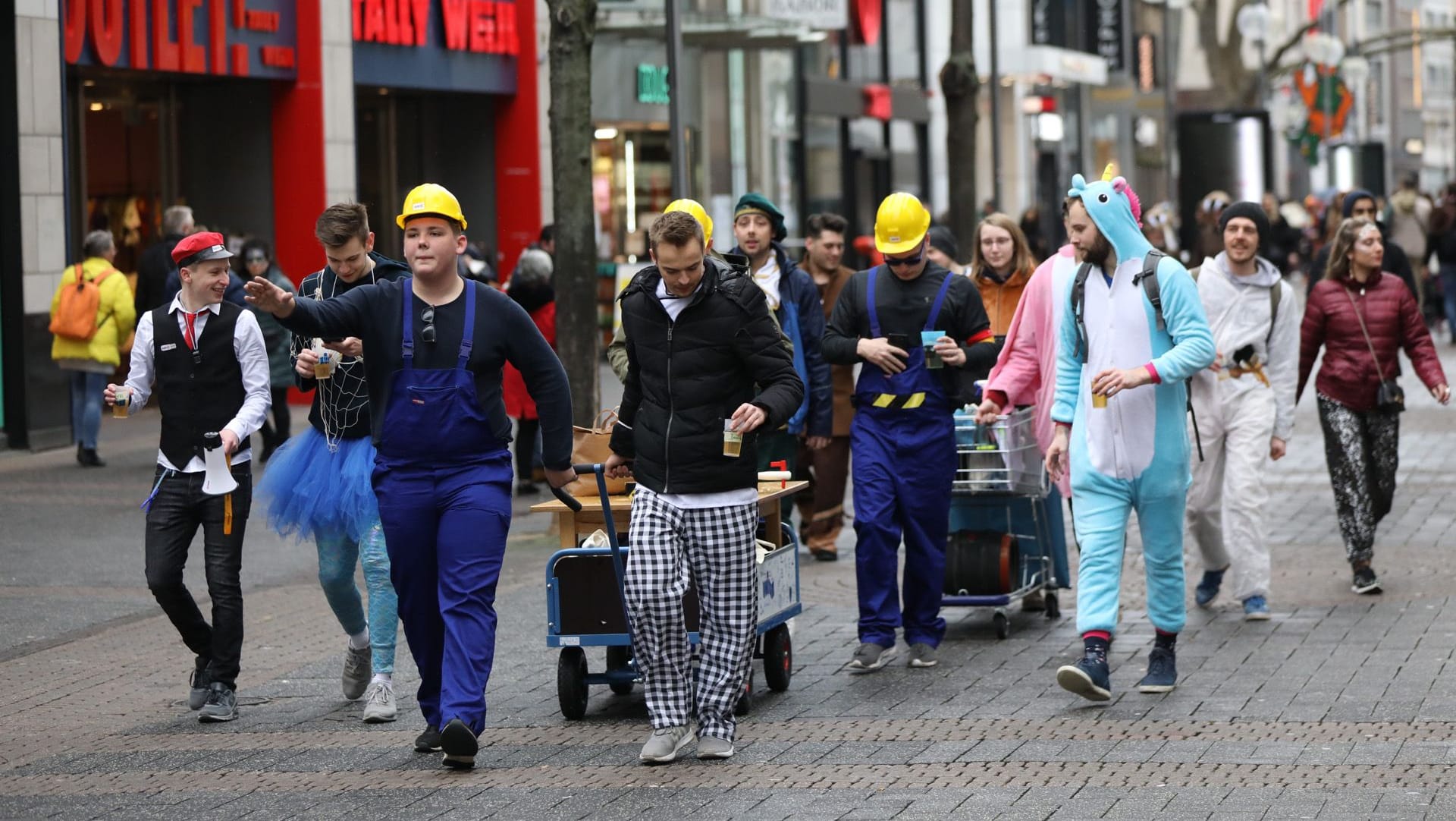 Eindruck von der Hohen Straßen: Hier können sich alle Feierwütigen noch frei bewegen.