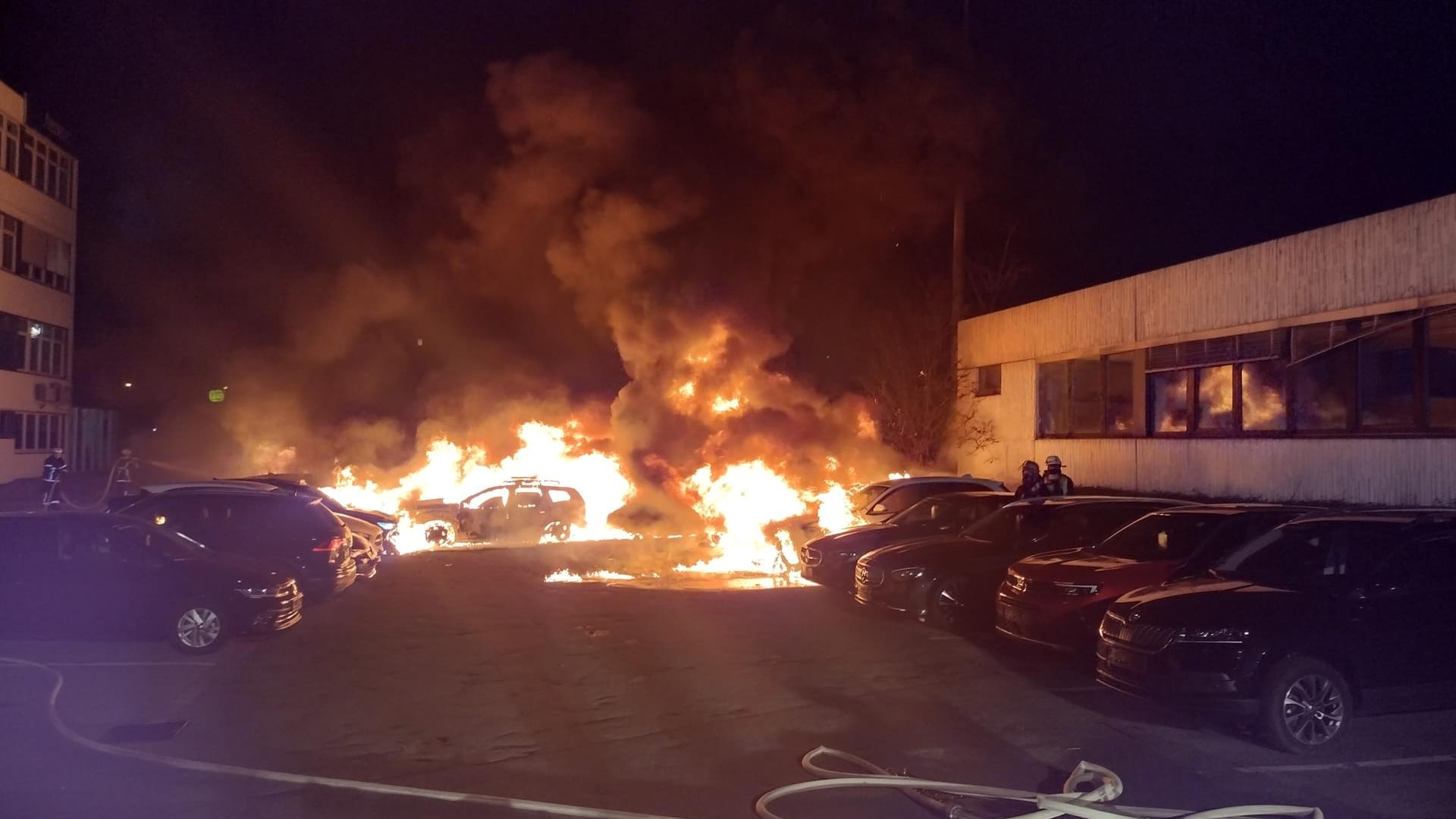 Feuer auf Autohof: Bei Eintreffen der Feuerwehr standen viele Fahrzeug schon in Vollbrand. Feuer auf Autohof: Bei Eintreffen der Feuerwehr standen viele Fahrzeug schon in Vollbrand.